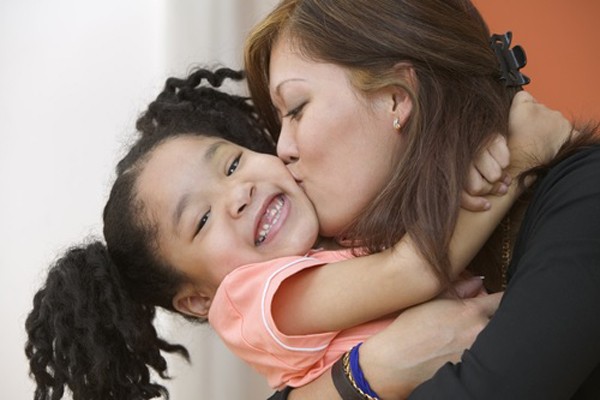 5 lỗi các bậc cha mẹ thường mắc khi khen ngợi con