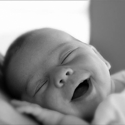 Giải mã nụ cười và những tiếng khóc “bí ẩn” của trẻ sơ sinh khi ngủ mà người xưa hay bảo là “bà mụ dạy”