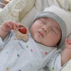 Trẻ 3 tháng tuổi ngủ mấy tiếng một ngày là bình thường?