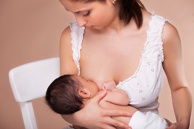 1-bigstock-mother-breast-feeding-her-chil-55386023-1432349713019 Nuôi dưỡng trẻ nhỏ không được bú sữa mẹ