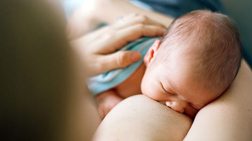 10-chieu-giup-me-xuong-khoi-ban-de-la-sua-ve-ran-ran-breastfeeding-guide-722x406-1473925440-width500height281