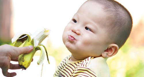 1397916966-an-chuoi Con ăn: 2 quả chuối đã bằng 1 bát cơm - 1