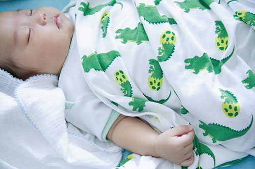 1420789908-iza108589-55fb0 Kinh nghiệm "xương máu" trị con ngủ hay đạp chăn - 1