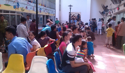 Cho trẻ sốt virus uống kháng sinh có thể gây biến chứng nặng - 1