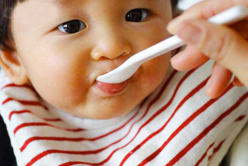 1437193905-1 Nguy hiểm "giật mình" khi cho muối vào đồ ăn dặm của bé - 1