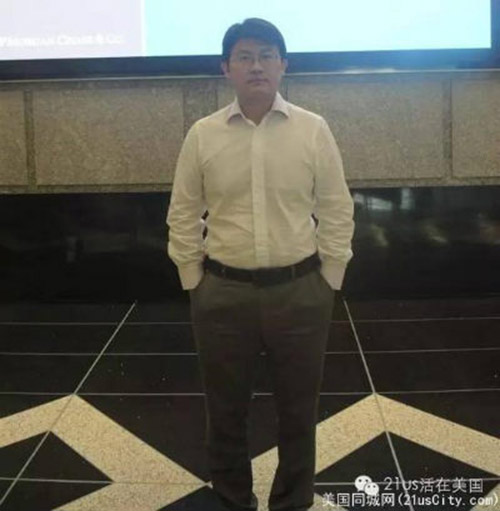 1442804094-umbrelladad-2 Lộ diện ông bố che mưa cho con khiến triệu người rung động - 2