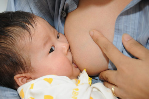 1444961596-tre-bu-dem-1 Không cho trẻ bú đêm: thiệt cả mẹ lẫn con! - 1