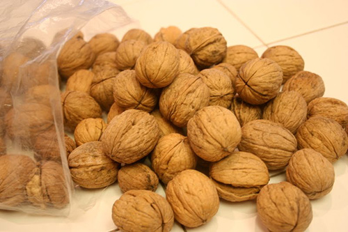 an-3-loai-hat-nay-moi-ngay-me-bau-da-trang-dang-xinh-con-de-ra-lai-cuc-thong-minh-walnut-1479406032-width500height333