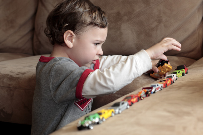 autism-signs-symptoms-qualities-quirks-1490244986102