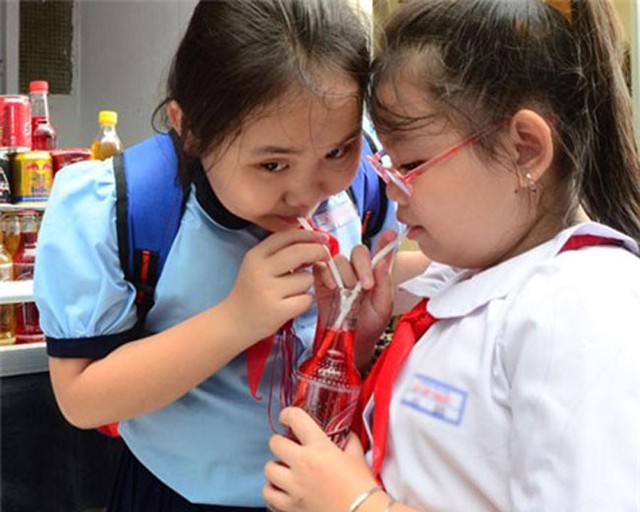 bo-me-dang-dau-doc-con-tre-bang-nuoc-ngot-dong-chai Không ít phụ huynh biết tác hại của nước ngọt đóng chai nhưng vẫn cho chúng uống thường xuyên
