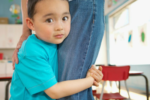 child-holding-mother-leg-al-7478-1449713075