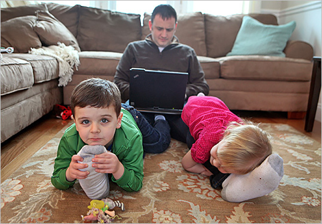 con-uoc-duoc-lam-mot-chiec-dien-thoai-di-dong-bai-van-khien-nguoi-lon-giat-minh-cua-em-be-lop-1_20160120180122109