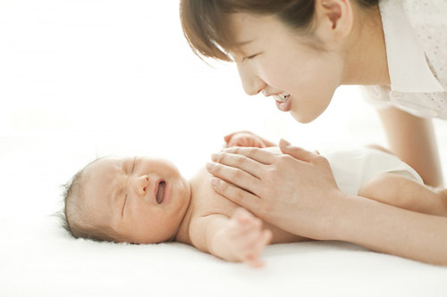 Bác sĩ cảnh báo: mặc kệ con khóc – cực nguy! - 1