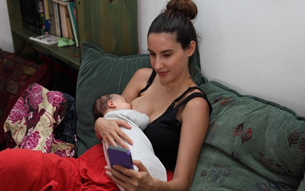 me-vua-cho-con-bu-vua-lam-dieu-nay-se-rat-co-hai-den-tre