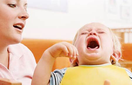 so-cuu-be-bi-dap-ngon-tay-ngon-chan-0-6fe3e Người lớn cần chú ý đến các cơn đau hoặc những dấu hiệu bất thường ở trẻ. Ảnh minh họa.