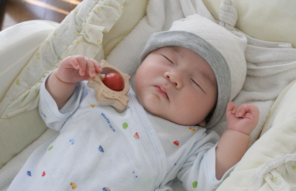 tre-3-thang-tuoi-ngu-may-tieng-mot-ngay-la-phat-trien-binh-thuong-baby-a039-1506496042-width600height386