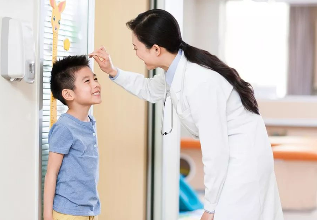 Mong muốn con phát triển chiều cao tối ưu, ba mẹ tìm giải pháp ở đâu?- Ảnh 1. Mong muốn con phát triển chiều cao tối ưu, ba mẹ tìm giải pháp ở đâu?- Ảnh 1.